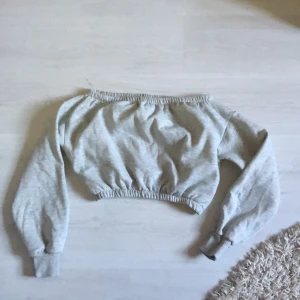 Offshoulder tröja - Säljer denna jättefina offshoulder tröjan i jättegosigt material ifrån Nelly. Endast provad och säljer den då den inte kommer till användning. Pris är 80kr+ frakt💓