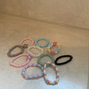 Ringar!! - Här finns några exempel på hur ni kan designa era ringar. Prislistan hittar ni på sista bilden. Färger och berlocker hittar ni i vår profil. 10 kr per ring eller set med ringar kommer oavkortat gå till kvinnojouren!💕💕