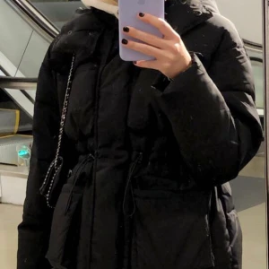 svart vinter jacka - säljer denna superfina och varma vinter jacka från gina tricor som är använd fåtal gånger och i helt nytt skick. slutsåld överallt! köpt för 2 månader sen. pris kan diskuteras. nypris 699 kr                                                                                          buda i kommentarerna! köparen står för frakten🥰