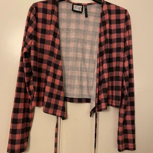 Knytkofta  - Ascool knyttröja/kofta från ReclaimedVintage. Man knyter den antingen i mitten eller ett varv runt midjan med två snören. 