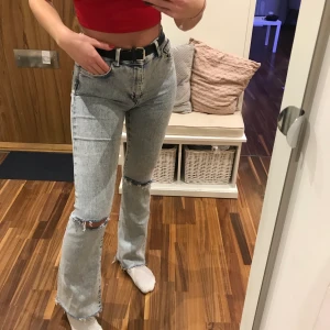 Jeans - Fina bootcut jeans med hål på knäna från bikbok. Frakt tillkommer på 79kr💖 (229kr inklusive frakt)