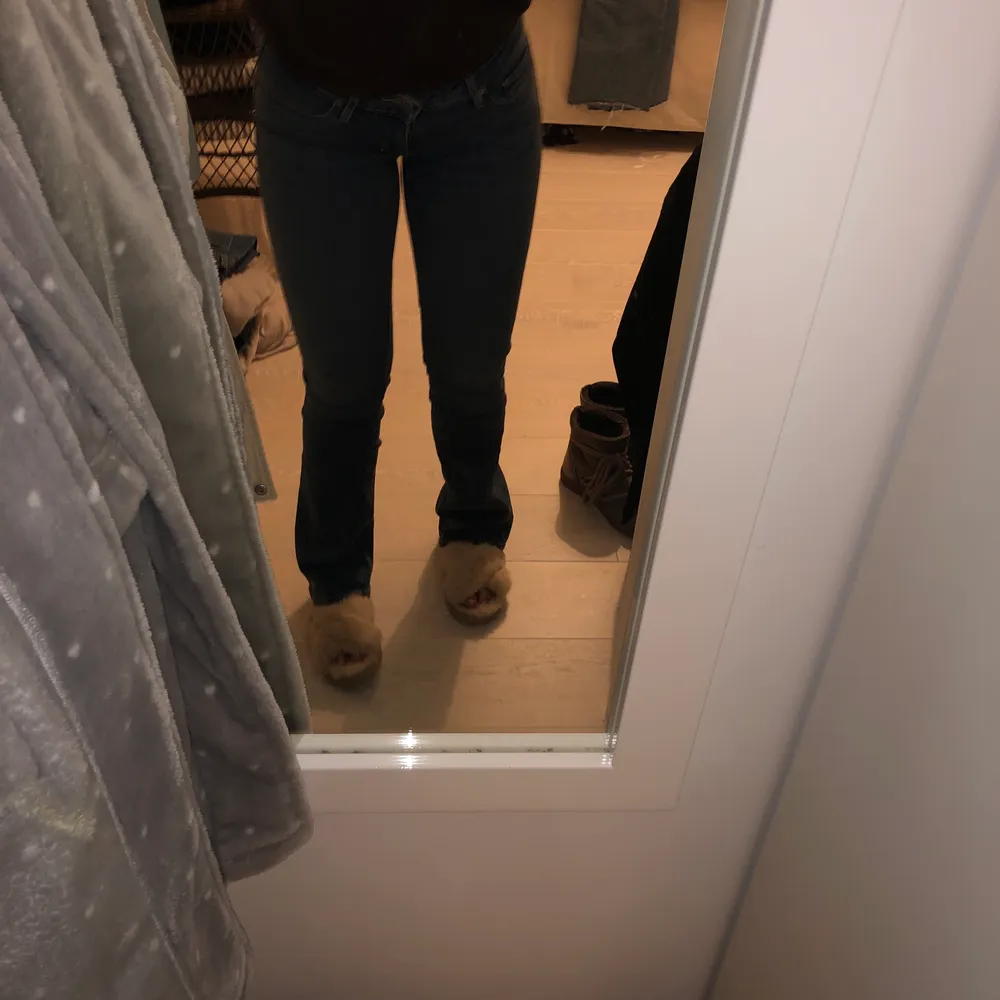 Ett par fina bootcut jeans från Levis, dem är i en perfekt längd och jag är runt 162cm och de sitter väldigt fint på, det är inte min still länge så säljer dem . Jeans & Byxor.