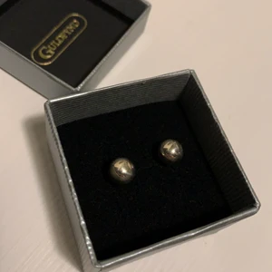 Stilrena och snygga oanvända örhängen! - Jag säljer ett par silverfärgade pärlörhängen från Guldfynd. Super stilrena och snygga, passar till allt! De är aldrig använda då jag fick dem i present men de aldrig kommit till användning💞💞