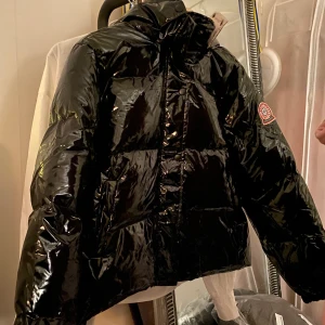 pufferjacka bohoo - jättefin glansig jacka från bohoo 😍. skriv privat för frågor. BUDA I KOMMENTARERNA 💞❤️