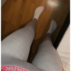 Tränings tights - Hej säljer mina tränings tights från gymsharks som aldrig kommit till nån användning riktigt då jag önskade mig svarta,dom har en rosa kant upp till,  Skriv om du vill ha bättre bild på hur dom sitter på osv.. Men dom är supersköna sååå mjuka i materialet och sitter as bra på (frakten ingår inte i priset)