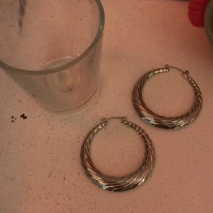 Silvriga örhängen ringar - Silvriga tjockare ringar från New Yorker, de väger nästan ingenting, oanvända💜