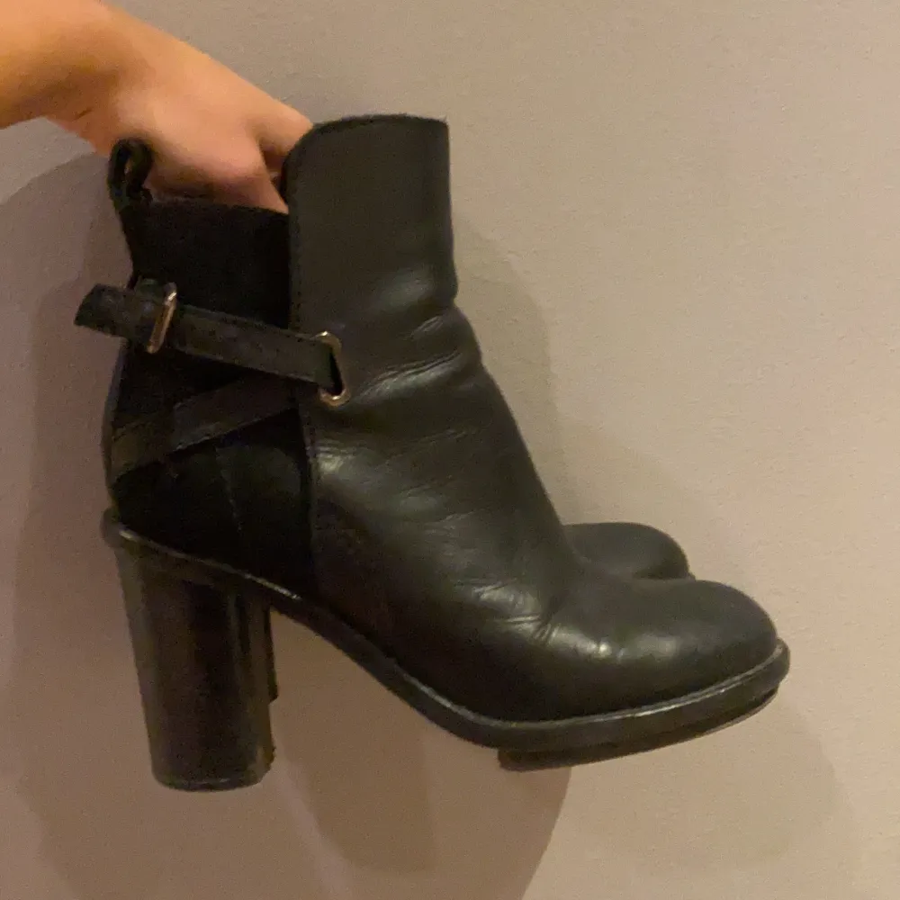 Svarta boots från acne i både skinn och mocka med fin detalj. Klack ca 4 cm. Har använts men kan putsats upp och klackas om för uppfräschning . Skor.