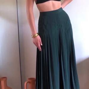 En mörkgrön plisserad midi-kjol söker ett nytt hem! Om du har några frågor gällande så är det bara att skriva🤗 (obs bilderna är lånade!) 