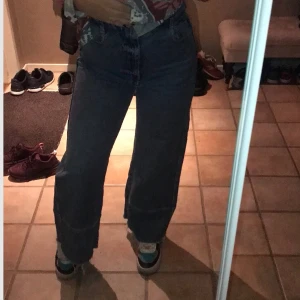 BALLA jeans i slack marble blue köpta i London. - Köpte dessa i London för två år sedan, men tyvärr kommer dem inte till tillräcklig användning! 🦋  faller snyggt över skorna, med slitningar längst ned! Inga defekter!💖