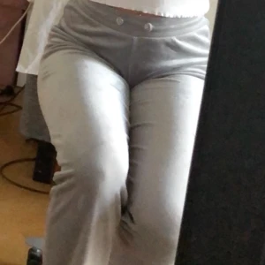 Mjukisbyxor - Säljer mina gråa mjukisbyxor från Gina tricot. Köpte dom nyligen, säljer pågrund av att jag köpte fel färg 