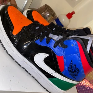 Säljer mina Jordans 1 Mid - Köpta på footlocker i mall of scandinavia för två månader sen ungefär. Storlek 38,5 men jag som har 37-38 passar de perfekt. 
