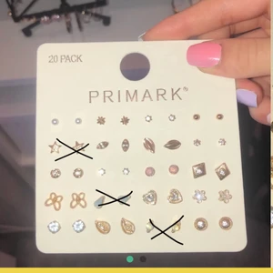 Små örhängen  - Säljer flera par små söta örhängen i olika former. Jättefina att kombinera om man har flera hål i örat! Säljer för 25kr paret! Ser du några du gillar så skriv gärna privat💞