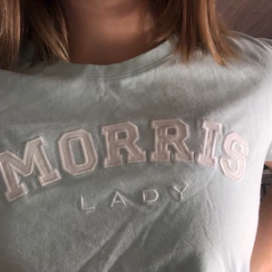 T-shirt - Ljusblå T-shirt från Morris med vitt tryck. Storlek small. Jättefin men jag använder inte färgen så mycket🌼🌼