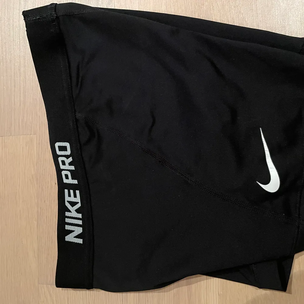 Svarta nike pro shorts i storlek S. Gott skick! Frakt ingår i priset💓. Shorts.