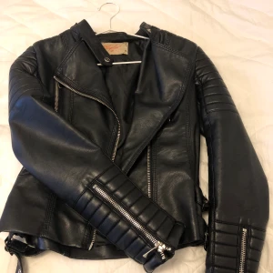 Moto jacket black stl. S  - Säljer min skinnjacka som är köpt på chiquelle för något år. Tycker om den mycket men eftersom den inte längre passar så används den tyvärr inte. Normal i storlek och i bra skick. Kan tänka mig att sänka priset! :) köparen står för frakten ! 