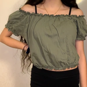 📌PAKET📌 - 2 jätte luftiga tröjor. Gröna tröjan ifrån Kappahl och den rosa ifrån HM. Köptes för 100kr och säljs 50kr och 1 tröja 25kr