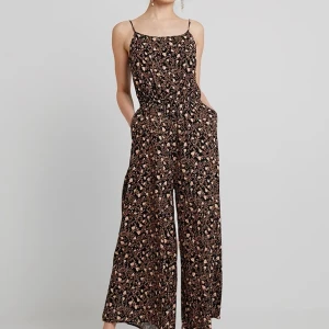 Jumpsuit weekday - Superfin och somrig jumpsuit från weekday . Säljer då den är för stor för mig. Endast använd en gång. 