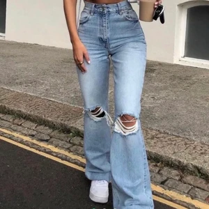 Zara jeans - Super snygga zara jeans med hål på knäna! (lånade bilder) köparen står för frakt. kontakta för mer info❤️