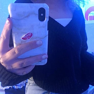 Stickad svart tröja  - En stickad tröja som är extremt fin, endast använd få tal gånger. Super super fin men säljs för kommer inte till användning. Frakten ingår i priset🤎✨