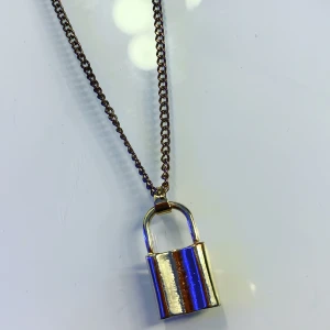 Låshälsband🎊 - Nu har jag even kommit in med halsband :) detta jätte fina lås halsbandet😄🎊ni står för frakt (12kr)