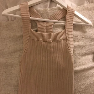 Beiget linne  - Så otroooooligt snyggt linne från HM. Aldrig använt då jag köpte det i slutet av sommaren och fanns inget tillfälle att använda den då. 💘💘