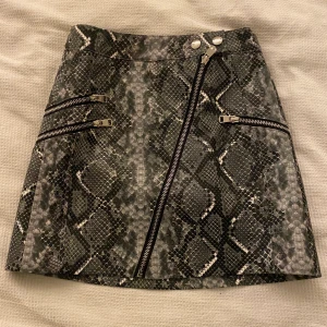 Läderkjol XS - Fejk-läderkjol i storlek xs, från Bershka. Säljs de den e för liten. Figursydd och riktigt fräsig!