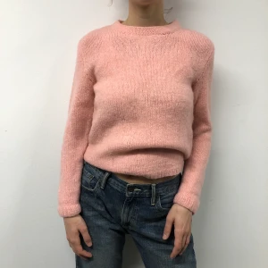 Rosa tröja - Supersöt och mjuk tröja! Tröjan saknar size men personen på bilden är 170! 🥰