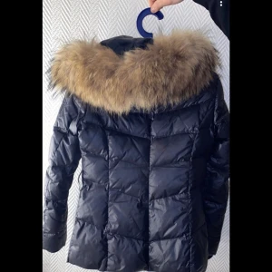 #Sakisweden #jacka #huva - Jättefin och varm jacka st 34, som knappt kommit till användning, fick den julen för 2 år sedan💗💗