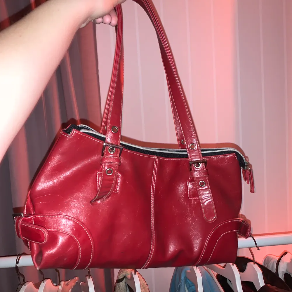 Aas fin röd handväska köpt second hand, vita sömmar på. Ganska rymlig och i bra skick! . Väskor.