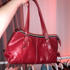 Jättefin röd handväska!! - Aas fin röd handväska köpt second hand, vita sömmar på. Ganska rymlig och i bra skick! 