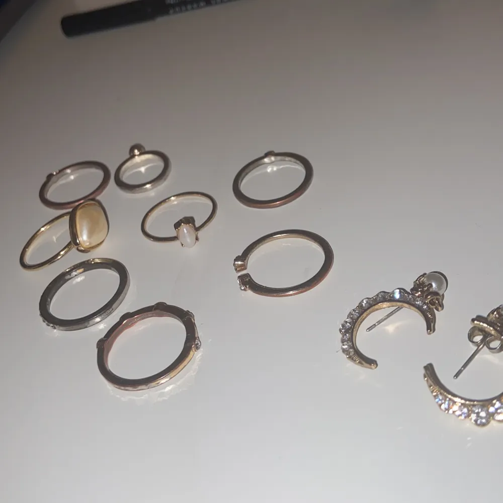 8 guldiga ringar som säljs tillsammans!💖 Alla ringar kostar 80kr och örhängena kostar 30! Frakt kostar 22kr🥰 (vissa ringar har tappat pyttelite färg). Accessoarer.