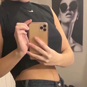 Nike linne - Säljer det här super fina linne den Nike, har bara testat linnet men aldrig annvänt, super bra skick! 