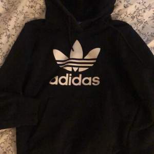 Adidas hoodie, storlek 38 men är mer som en 36. Använd fåtal gånger 