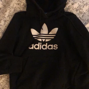 Adidas hoodie  - Adidas hoodie, storlek 38 men är mer som en 36. Använd fåtal gånger 