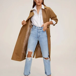 slitna mango jeans!! - säljer dessa skitsnygga jeans från mango i storlek 32!! Vill bli av med dem så fort som möjligt så det är först till kvarn🥰