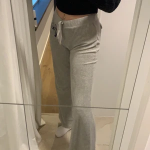 Juicy couture  - Bästa mjukisarna 😍😍 tyvärr för stora & för korta för mig som är 173. super bra skick & jätte mjuka. Dock har några paljetter fallit av ifrån själva loggan 