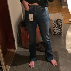 Zara jeans - Helt nya Jeans från Zara. Marinblåa. Långa med slits. Storlek 40. Jag är 179 cm lång 