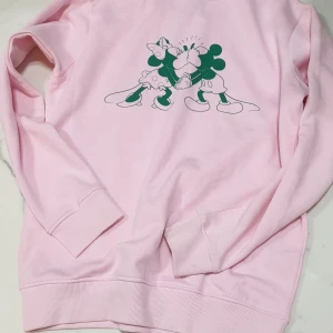 Söt sweater - Söt sweater från prettylittething storlek M  den är inte oversize. Använd kanske 3 g. :) 