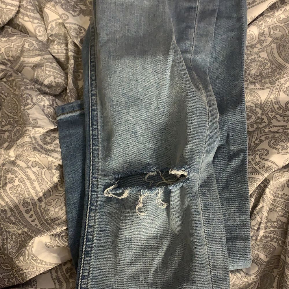 Low Rise distressed skinny jeans köpa på NA-KD aldrig använda då jag köpte utan att prova, men de passar inte. Frakt tillkommer, men kan tänkas möta upp i Uppsala. Köpta för 500kr. . Jeans & Byxor.
