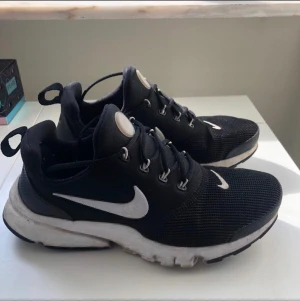 Nike air presto - Användna en sommar, är i fint skick och ett par väldigt bekväma och sköna skor. 