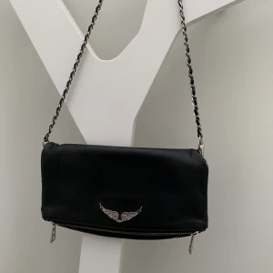 Zadig väska - Säljer min svarta zadig väska. Lite sliten i kanterna men inget man tänker på. Äkthetsbevis och dustbag finns, även båda kedjorna. Buda🕺🏼