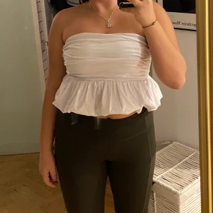 Zara crop top - Gullig och elegant crop Top från Zara, sitter inte så bra på mig! Axelbandslös! Slutsåld på Zara o köpt för 299kr ❤️❤️❤️❤️ Storlek L
