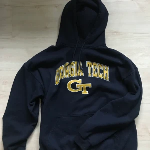 University hoodie  - Mörkblå, med gult tryck. Köpt vintage. Oversized S/M. Använd några fåtal gånger men inga tecken på användning. Senaste bud: 290 eller köp direkt för 399.