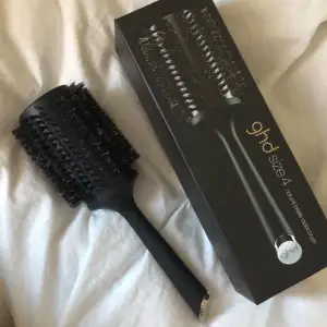 Ghd borste i size 4, köpte för tre månader sen men kommer inte till användning nu när jag klippte kort frisyr. Fräsch och som ny. Köpt för 350, säljer för 200🧡