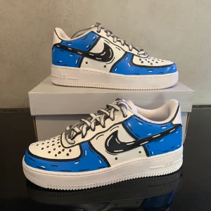 Nike cartoon custom - Ett par nya Nike air force 1 som jag målat i cartoon stil 💙 använder den bästa färgen på marknaden! Tar emot beställningar här och i dm, mw_customzz 🤍kommer ha en giveaway på valfri design vid 150 följare på insta💙priset är inkl frakt! 📦