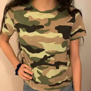 En kamouflage t-shirt använd 1 gång. Kostade 50kr när jag köpte den. Nu säljs den för endast 20kr