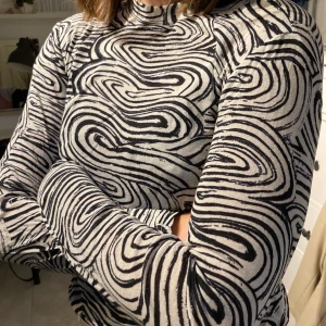 Tröja weekday  - En riktigt ball långärmad tröja från weekday som jag älskar men tyvärr inte får användning av...   storleken är xs men jag skulle säga att den passar upp till S och möjligtvis M också🥰 Köparen står för frakten!