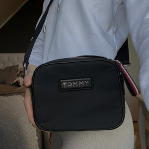 Axelremsväska  - Jättesnygg axelremsväska från Tommy Hilfiger med avtagbart axelband. Kommer tyvärr inte till användning. Nypris runt 600 kr. 