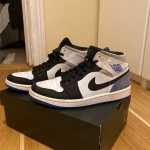 JORDAN 1 MID SE  - Säljer mina Jordan 1 mid se. Köpte i somras på footlocker och kollar om nu någon kanske är intresserad utav att köpa. Köpta för 1400kr hör av er ifall intresserade (låda medföljer) buda går höjs med 50kr varje gång 