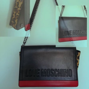 Love moschino väska i nyskick - En superfin och cool LOVE MOSCHINO väska som endast är använd ett flertal gånger. Säljer Pga att jag inte använder den! Superfint skick och rymlig med många fack! Köpt för 2700 år 2018 ⭐️❤️⭐️(köparen står för frakt)